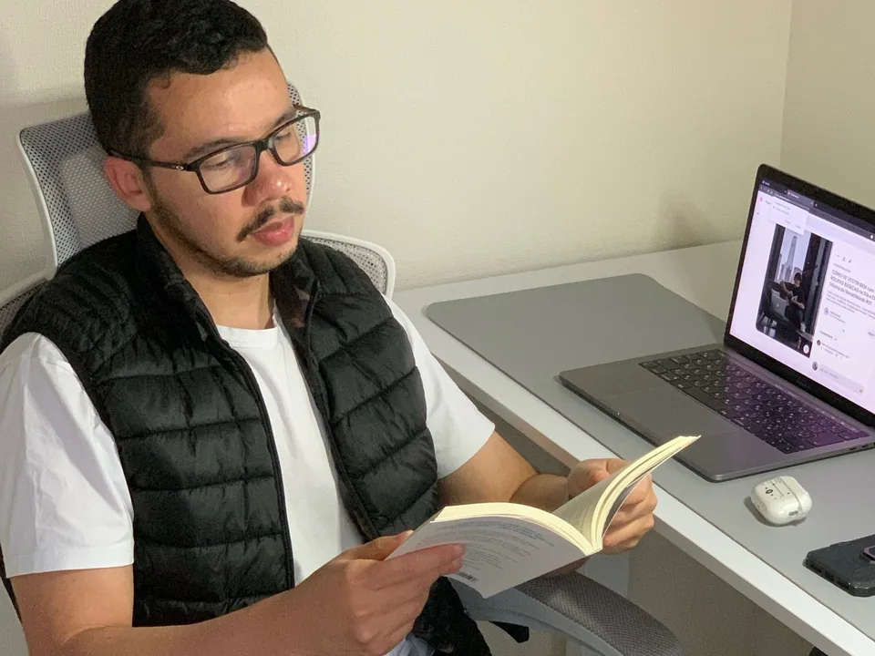 Welington, criador do Modo Samurai, estudando em sua mesa